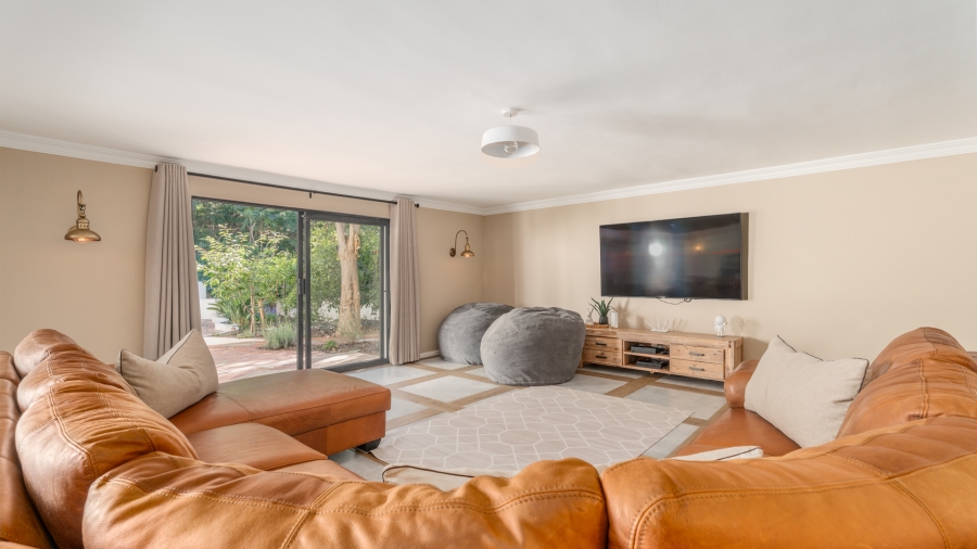 5 Bedroom Property for Sale in Lemoenkloof Western Cape